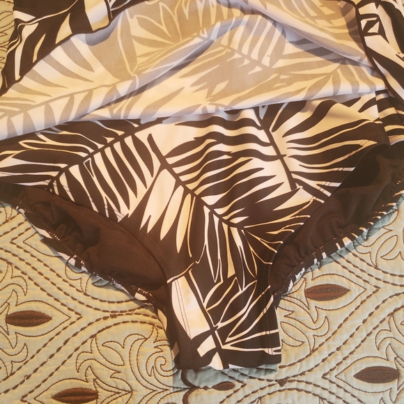 Sea & Sand 1 piece blsck and white swim suit - Picture 2 of 7